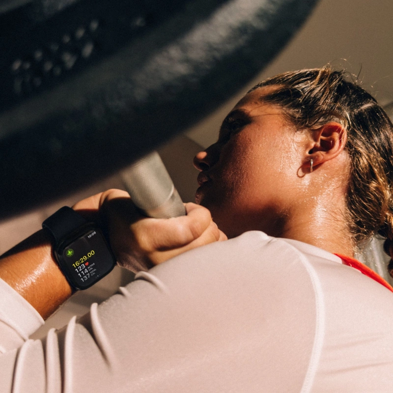 Умные часы Apple Watch Series 12 GPS, 42мм, Чёрный алюминиевый корпус, спортивный ремешок чёрного цвета, размер M/L 150-200 мм (MJEC4). Фото 5